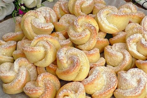 Biscotti alla ricotta pronti in meno di mezz’ora Rose Cookies, Biscotti Cookies, Cheese Biscuits, Cheese Cookies, Baking Pastry, Hungarian Recipes, Italian Cookies, Baking Sweets, Baking And Pastry