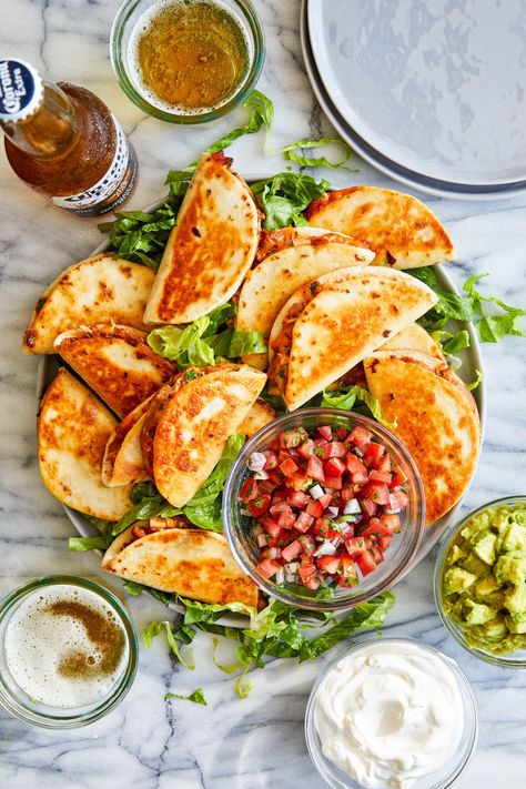 Mini Chicken Quesadillas - Damn Delicious Mini Chicken Quesadillas, Damn Delicious Recipes, Chicken Quesadilla Recipe, Leftover Rotisserie, Mini Tacos, Leftover Rotisserie Chicken, Chicken Quesadillas, Rotisserie Chicken Recipes, Idee Pasto Sano