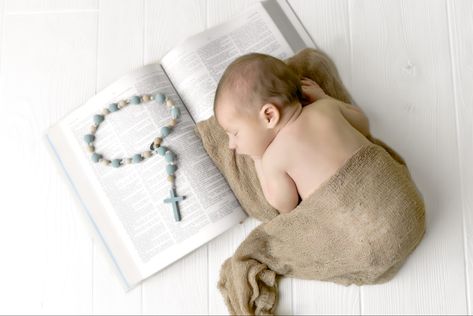 Rosary Photography, Bible And Rosary, Baptism Photography, Toddler Bible, Bible Cross, Bible Photos, Baby Bible, Cross Rosary, Creative Shot