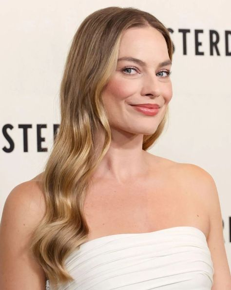 Margot Robbie Hair Brown, Margot Robbie Dark Blonde Hair, Gigi Hadid Hair Color Blondes, Margot Robbie Babylon Hair, Margot Robbie Hair Barbie Premier, Margot Robbie Hair Bangs Barbie, Margot Robbie Hair, Tousled Hair, Glossy Hair