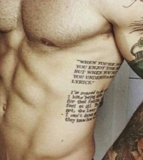 Side tattoo idea Script Tattoo Ribs, Side Tattoo Men, Men’s Rib Tattoo, Rib Tattoo Quotes, Under Chest Tattoo, Side Chest, Text Tattoo, Chest Tattoo Men, Tattoo Script