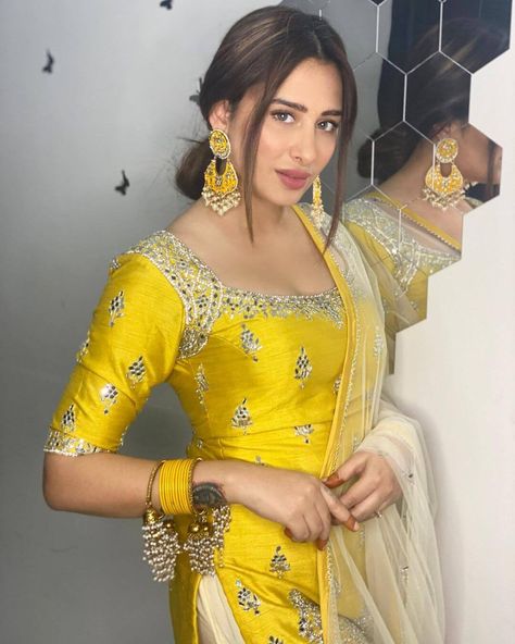 6 Times Mahira Sharma Proved She is A Real Fashion Diva Yellow Punjabi Suit, Mahira Sharma, Suits Actress, Heavy Lehenga, Haldi Outfit, Tight Dress Outfit, Punjabi Outfits, Ethnic Looks, Dress Indian Style