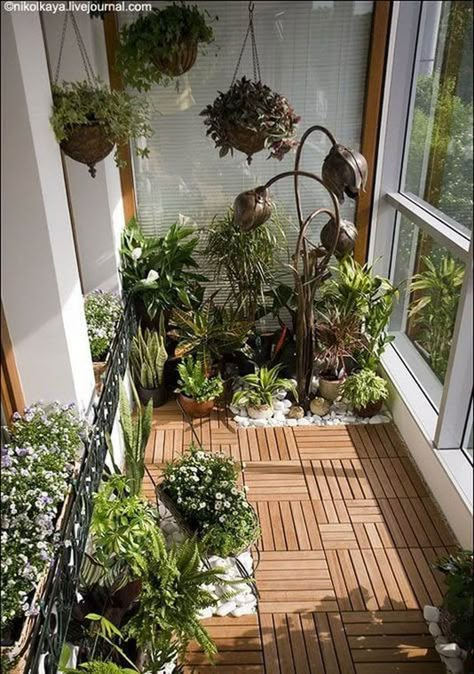 Balcony With Plants, Klein Balkon Decor, Balcony Garden Ideas, Apartment Balcony Garden, Balkon Decor, Tiny Balcony, Small Balcony Garden, Small Balcony Design, Vegetable Garden Planning