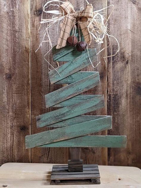 Paint Stick Christmas Tree, Shims Projects Ideas, Wood Holiday Crafts, Scrap Wood Ornaments, Wood Shim Projects, Pallet Trees, Diy Projects Wood, Wood Working Ideas, Christmas Diy Wood