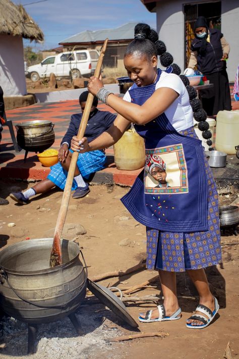 Xhosa Traditional Aprons, Zulu Makoti Attire, Xhosa Makoti Outfits, African Delicacies, Makoti Attire, Setswana Traditional Dresses, Pedi Traditional Attire, Winnie Mandela, Traditional Aprons