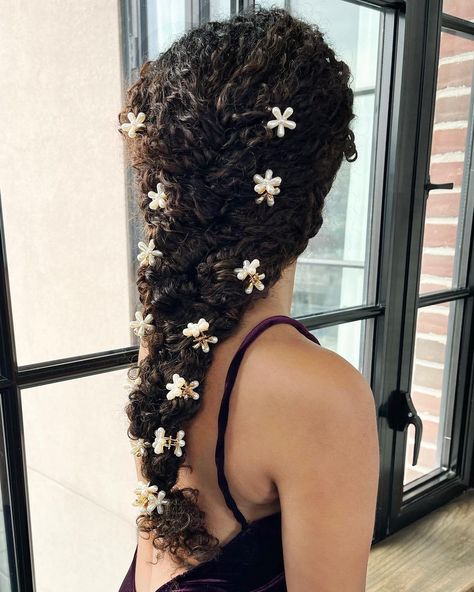 Curly Hair With Flowers, Hair Flower Braid, Wedding Hairstyles For Curly Hair, Ringlets Hair, Hair With Flowers, Curly Braids, Curly Hair Braids, Brown Curls, Curly Clip Ins