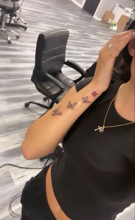 Female Tats Ideas, Tattoos On The Wrist For Women, Butterfly Tattoo Black Women Arm, Butterfly Tattoo Designs Black Women, Tattoo Inspo Aesthetic Black Women, Butterfly Body Tattoo, Small Arm Tattoos For Black Women, Baddie Henna Tattoo, Small Tattoos Black Women Arm