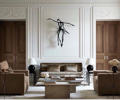 Today we have moldings on our mind as we work through the details of a few new construction projects. This Chicago home designed by Atelier AM has inspired us with its gorgeous plaster moldings and sky high ceiling! Artwork by Chris Ofili. #designinspiration #designerdiaries Atelier Am, Home Atelier, Los Angeles Interior Design, Perfect Living Room, Foyer Design, Design Del Prodotto, Notting Hill, World Of Interiors, Classic Interior