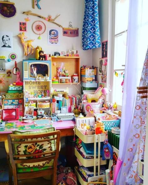 Maximalist Office Decor, Maximalist Office, Art Studio Space, Maximalist Home, Art Studio Room, Pink Desk, Craft Room Design, Studio Room, Craft Room Storage