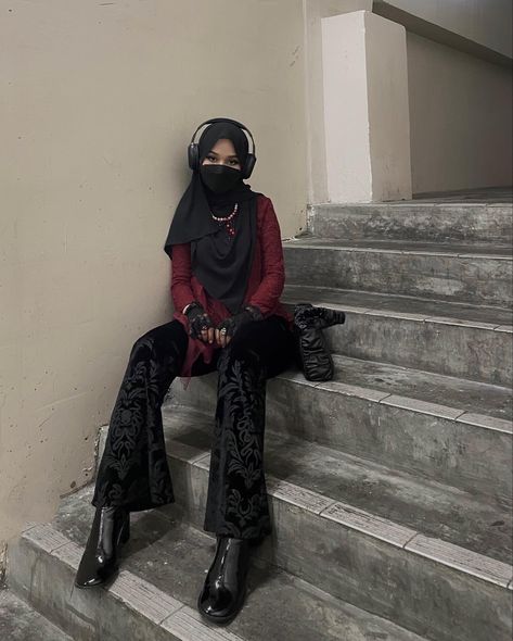 Goth Hijabi Outfits, Hijabi Concert Outfit Ideas, Modest Alt Fashion, Egirl Hijab Outfits, Goth Hijab Outfit, Hijabi Concert Outfit, Gothic Hijab, Concert Outfit Ideas Hijab, Gotik Style