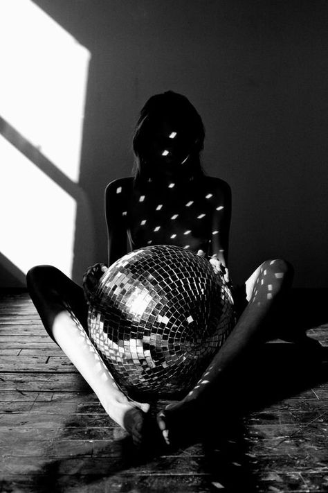 Photographie Art Corps, Mirror Ball, Disco Balls, Tv Movie, Human Design, Foto Pose, Disco Ball, White Aesthetic, Light And Shadow