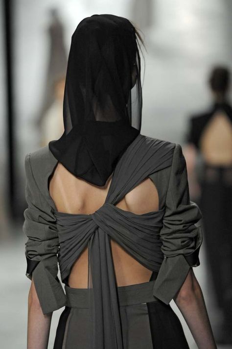 Haider Ackermann Two Way Zipper Top, Fashion Design Inspiration, Haider Ackermann, Fashion Details, Runway Fashion, The Back, High Fashion, Fashion Show, Ready To Wear