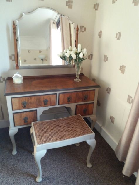 Painted Dressing Table Ideas, Dressing Table Revamp, Upcycled Dressing Table, Table Upcycle, Wood Dressing Table, Vintage Dressing Table, Bedroom Built In Wardrobe, Sitting Room Chairs, Sitting Chair