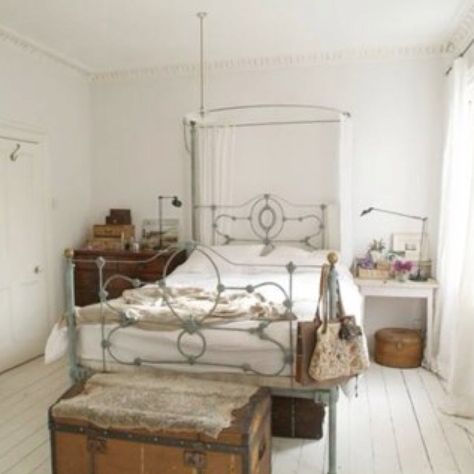 I love all white rooms Sweet Home Style, Wooden Floors, Vintage Bedroom, Iron Bed, Bedroom Layouts, House Room, Dream Spaces, Dream Bedroom, Bedroom Inspo