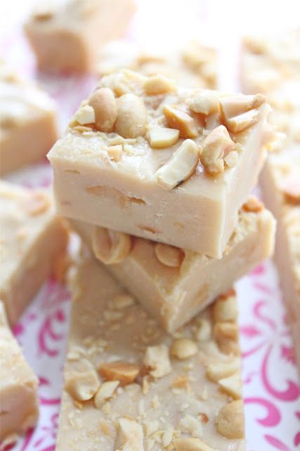 Peanut butter White Chocolate Fudge Peanut Butter And White Chocolate, Peanut Butter White Chocolate, White Chocolate Fudge, Candy Truffles, Butter Fudge, Munnar, Peanut Butter Fudge, Homemade Candies, Candy Desserts