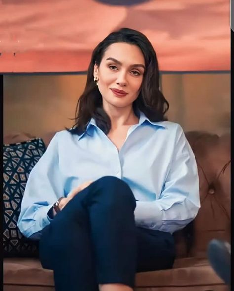 Lale Kiran Outfits, Birce Akalay Style, Female Boss, Late 30s, Movie Outfits, Be A Lady, Classy Couple, People Person, Turkish Style