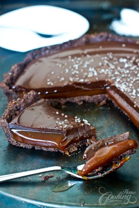 Chocolate Caramel Tart, Salted Caramel Tart, Chocolate Caramel Cake, Almond Crust, Caramel Tart, Caramel Cake, Caramel Recipes, Chocolate Tart, Bittersweet Chocolate