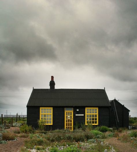 Black is a color to take seriously. A black house sends a message: not afraid to be noticed. Here are the pros and cons of painting a house black: Small Black House, Black Cabin, Black Cottage, Black Houses, In The Middle Of Nowhere, Cottage Cabin, Casa Container, Middle Of Nowhere, Casa Exterior