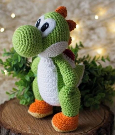 Yoshi Christmas, Yoshi Mario Bros, Yoshi Amigurumi, Yoshi Super Mario, Christmas Crochet Pattern, Super Mario Brothers, Dragon Pattern, Crochet Motifs, Cute Dinosaur