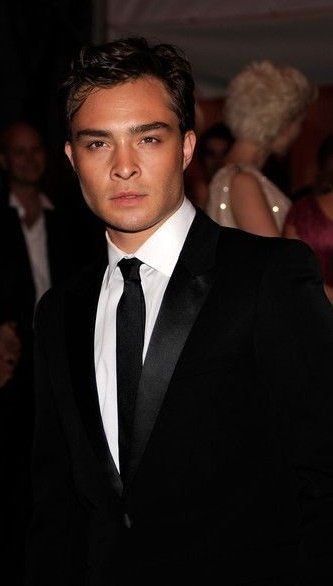 Ed Westwick 2000s, Celebrity Aesthetic Wallpaper, Chuck Gossip Girl, Chuck Bass Ed Westwick, Mode Gossip Girl, Stile Blair Waldorf, Celebrity Aesthetic, Chuck Blair, Chuck And Blair