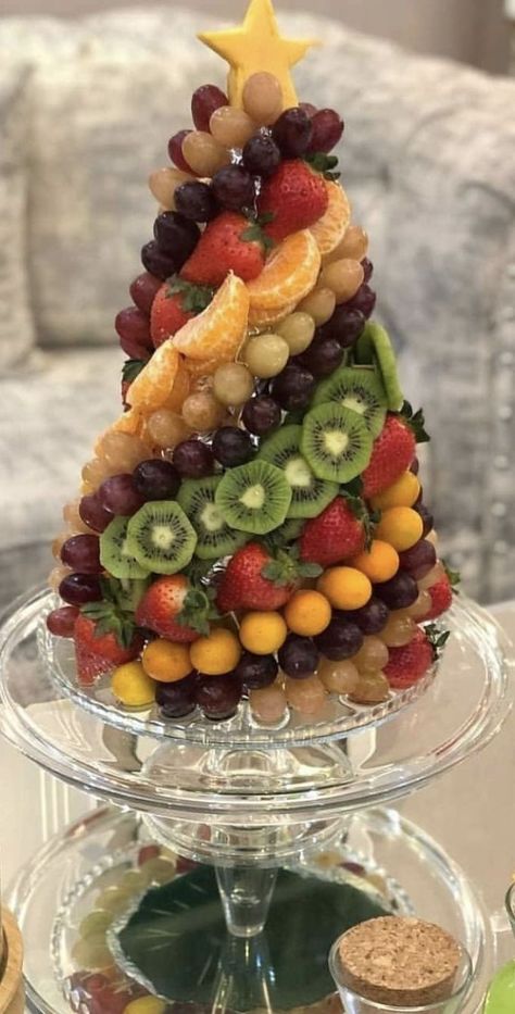 Eat your fruit all at once Fruit Christmas, Christmas Tree Food, Fruit Christmas Tree, Fruit Platter Designs, Thighs Chicken, Christmas Recipes Appetizers, Decorações Com Comidas, Chicken Thigh Recipes Oven, Dinner Recipes For Family