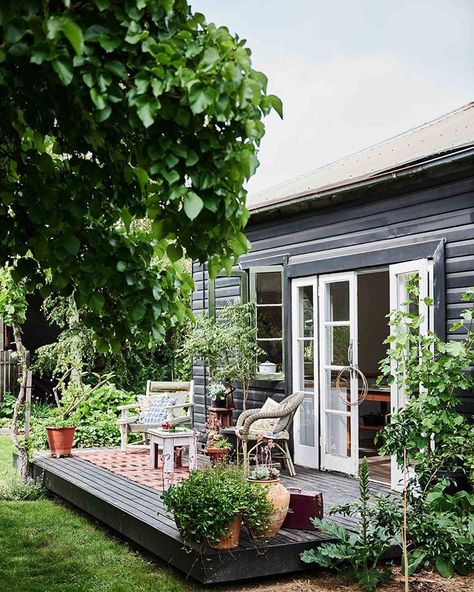 When artist Zoe Young and her family moved to this weatherboard cottage in Bowral, NSW, it needed a lot of work and there was no kitchen.… Country Style Magazine, Exterior House Design, Backyard Studio, Country Cottage Decor, Southern Highlands, Casa Container, Art Deco Home, Country Style Homes, Australian Homes