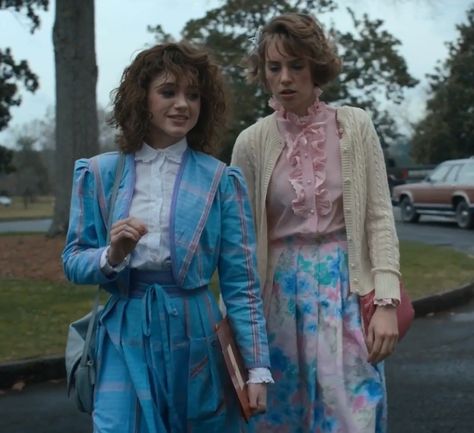 Nancy Wheeler Season 4 Outfits, Robin And Nancy, Stranger Things Outfit, Natalia Dyer, St Cast, Stranger Things 3, Maya Hawke, Stranger Things Characters, Stranger Things Funny