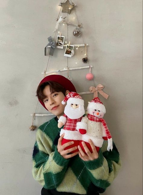 Xmas Wallpaper, Kim Seungmin, Christmas Icons, Handwriting Practice, Stray Kids Seungmin, Christmas Snow, Kids Icon, Celebrity Art, Felix Stray Kids