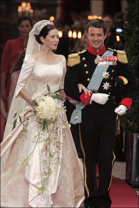 35 Royal Wedding Bouquets Throughout History Denmark Wedding, Kroonprinses Mary, Royal Wedding Gowns, Denmark Royal Family, Prince Frederik Of Denmark, Mary Donaldson, Prince Frederick, Princess Marie Of Denmark, Danish Royalty