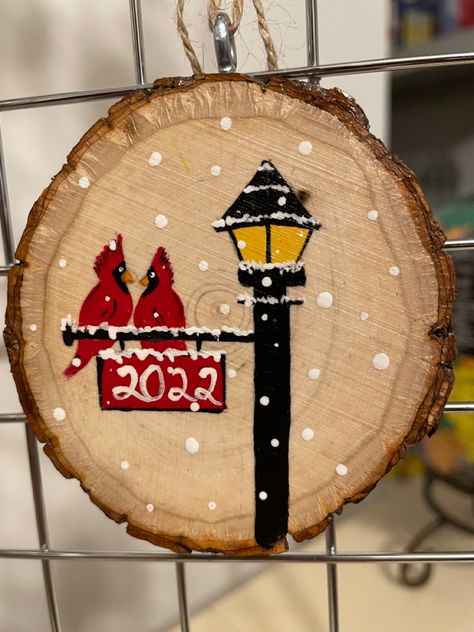 Wooden Disc Painting Ideas, Wooden Christmas Decorations Wood Ornaments Easy Diy, Wood Slice Painting Ideas Christmas, Easy Painted Ornaments, How To Paint Christmas Ornaments, Wood Ornament Ideas, Wood Painted Ornaments, Wooden Disc Ornaments, Wooden Ornament Ideas