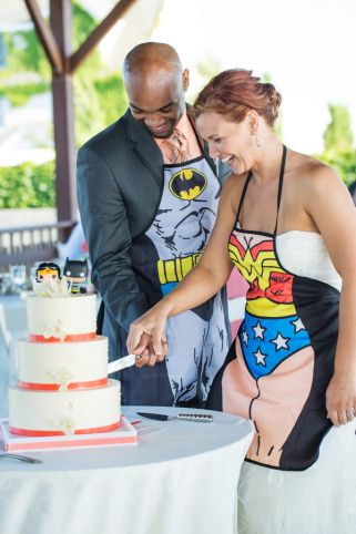 Any couple that wears super hero aprons while they cut their cake knows how to have a good time. Superhero Wedding Theme, Wonder Woman Wedding, Marvel Wedding, Comic Book Wedding, Batman Wedding, Nerd Wedding, Changing Clothes, Superhero Wedding, Geek Wedding