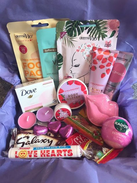 Girl Gift Baskets, Send To A Friend, Spa Box, Cute Gifts For Friends, Diy Birthday Gifts For Friends, Care Box, Birthday Gift Baskets, Gift Inspo, Pampering Gifts