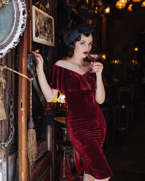 Idda Van Munster, Sophia Dress, Red Velvet Dress, Rock Chic, Hip Dress, Wiggle Dress, Looks Vintage, Fancy Dresses, Velvet Dress