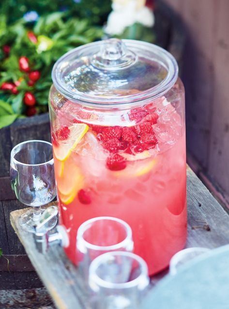 Versée dans des verres à pied en plastique, cette boisson est chic pour les enfants. Limonade Bar, Pink Lemonade Punch, Grapefruit Lemonade, Pink Lemonade Recipes, Juice Ice Cubes, Pink Lemonade Party, Lemonade Party, Birthday Drinks, Raspberry Syrup