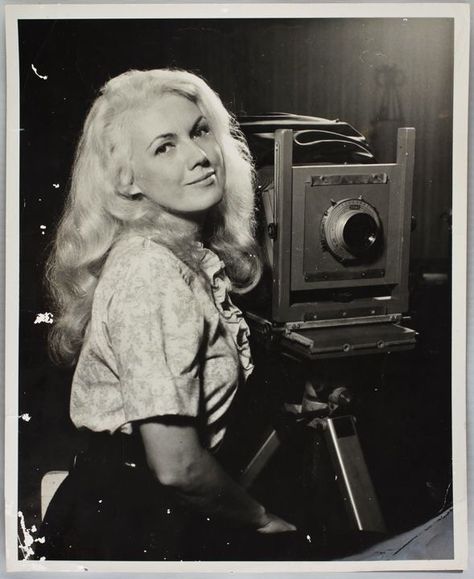 Bunny Yeager with her Burke & James 8x10 view camera. Be Gentle With Me, Bunny Yeager, Pin Up Drawings, Diane Arbus, Box Of Chocolates, Pin Up Model, Art Of Beauty, Vintage Icons, History Of Photography