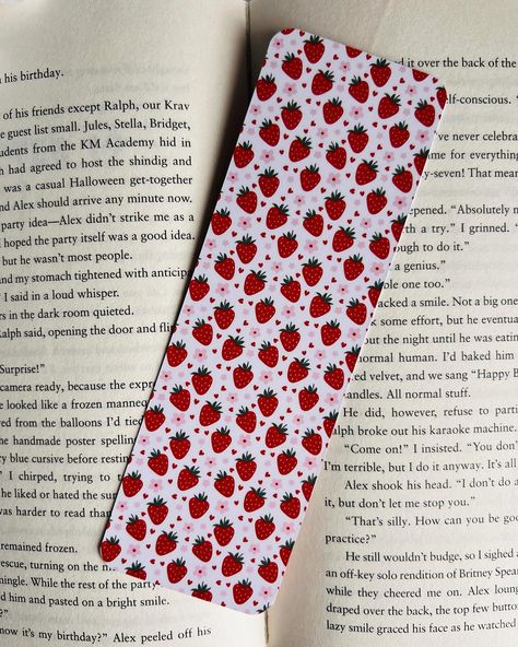 Berries and Hearts 🍓💕 New Bookmark added to My Etsy Shop (Link in Bio) #bookish #bookworm #bookmarks #bookmarkshop #etsyshop #etsyseller #strawberry #hearts #readers #readersofinstagram #readingcommunity #explorepage #bookclubofinstagram #bookclubs Diy Strawberry Shortcake, Highlighter Drawings, Strawberry Bookmark, Red Bookmark, Make A Bookmark, Bookmark Diy, Strawberry Hearts, Pinterest Ideas, Diy Bookmarks