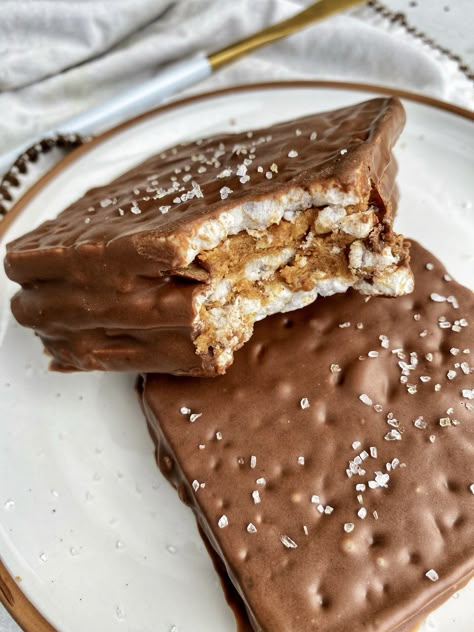 Rice Cake Snickers Rice Cake Bars, Snickers Protein Bar, Energizing Snacks, Protein Snickers, Rice Cakes Healthy, Snickers Protein, Rice Cake Snacks, Cake Bars Recipe, Clean Desserts