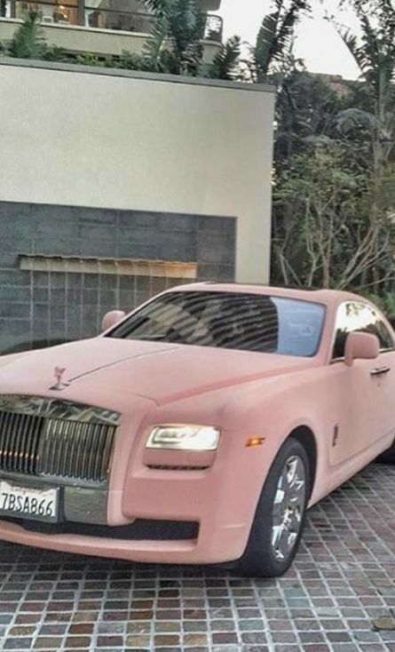 Pink Bentley, Luxury Cars Rolls Royce, Rolls Royce Cullinan, Rolls Royce Wraith, Aesthetic Car, Pimped Out Cars, Luxury Car Interior, Lux Cars, Bentley Car