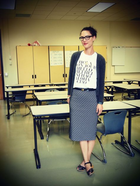 "teachers have lives too" how to dress to work at a high school Teacher Outfits Dresses, How To Wear Cardigan, Teacher Outfits High School, Teacher Outfits Professional, Teacher Attire, Teacher Outfits Elementary, Outfit Bar, Winter Teacher Outfits, Summer Teacher Outfits