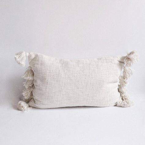 White Throw Pillows Bedroom, Tassel Cushion, Bedroom Pillows Decorative, Neutral Boho Living Room, Pretty Throw Pillows, Chic Throw Pillows, White Cushion Covers, Tassel Pillow, Box Spring Bed