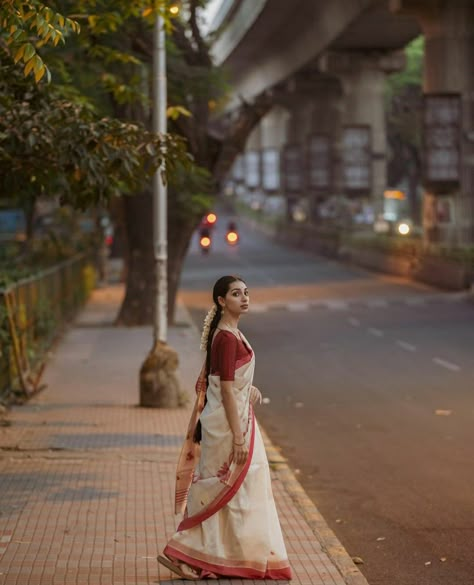 Onam Photoshoot Ideas Outdoor, Saree Street Photography, Outdoor Saree Photoshoot, Indian Street Photography Poses Women, South Indian Aesthetic Outfit, Vintage Saree Photoshoot, Traditional Shoot, Saree Shoot, Traditional Aesthetic