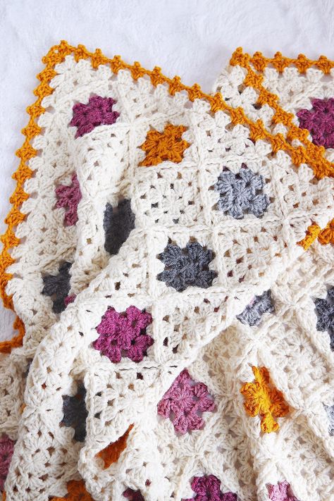 6 Favorite Blankets to Snuggle Up In This Fall! | Lion Brand Notebook #afghans #crochetedafghans #crochetkits #lionbrandyarn #crochetpatterns #crochet Sunburst Granny Square, Tl Yarn Crafts, Granny Square Projects, Granny Square Afghan, Manta Crochet, Granny Square Blanket, Granny Squares Pattern, Baby Blanket Pattern, Baby Blanket Crochet Pattern