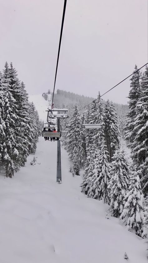 Ski lifts
Trees 
Snow
Aesthetic 
Aesthetic skiing 
Snow lift Winter Wallpaper Skiing, Ski Lift Pictures, Ski Lift Aesthetic, Ski Background, Ski Girl Aesthetic, Skiing Wallpaper, Snowboarding Wallpaper, Girls Ski Trip, Ski Pics