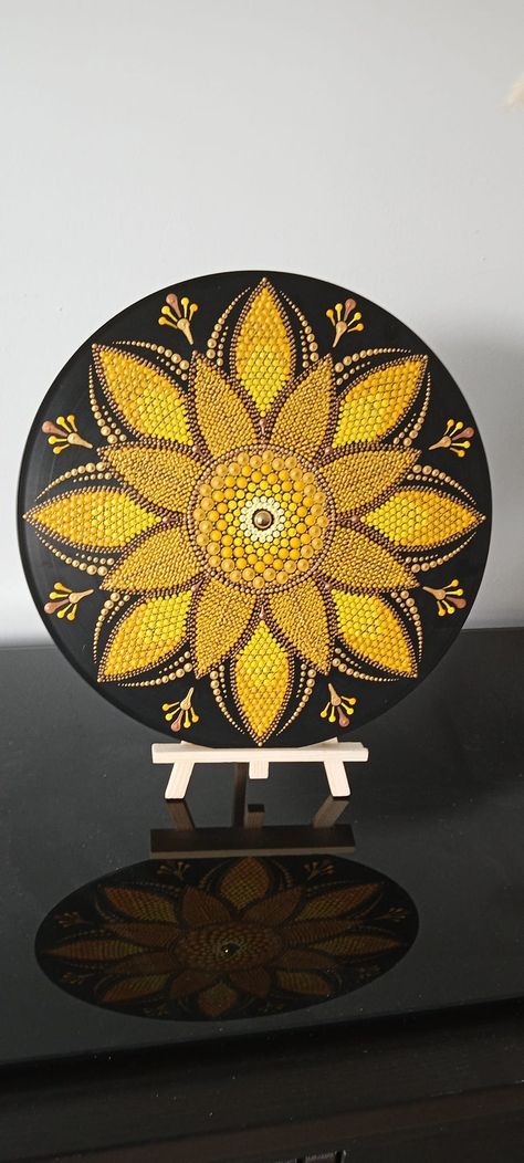 Mandala Dot Art | Mandala sur vinyle Dot Mandela, Mandala Sun, Dot Art Mandala, Mandala Dot Art, Dot Mandala, Art Mandala, Art Rock, Mandala Dots, Rock Painting Designs