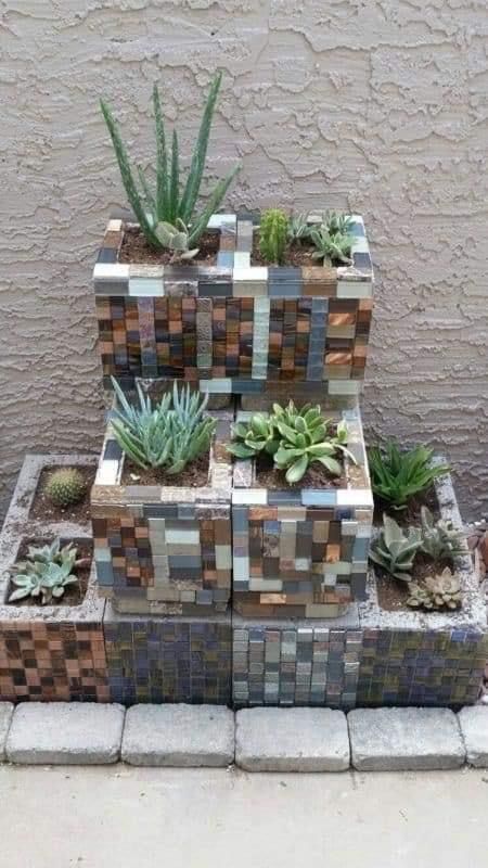 Repurpose Cinder Blocks, Cinder Block Garden Wall, Cinder Blocks Diy, Cinder Block Garden, Diy Garden Patio, Cinder Blocks, Patio Garden Design, Walled Garden, Cinder Block