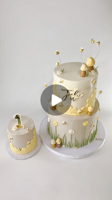 Xochilt F Marchena on Instagram: "🐝Happy first bee-day🐝" Bee Cake Ideas 1st Birthdays, First Bee Day Cake, Bee Cake Ideas, Bee Day Cake, First Bee Day, Bee Birthday Cake, Happy Bee Day, Bee Cake, Bee Stuff