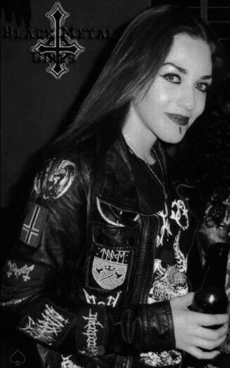 Robincore Aesthetic, Metalhead Women, Metal Girl Style, Black Metal Fashion, Metalhead Fashion, Metal Outfit, Metalhead Girl, Black Metal Girl, Metal Chicks