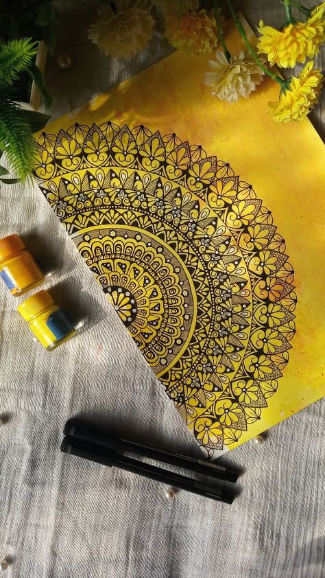 Mandala On Coloured Background, Yellow Mandala Background, Colour Pencil Mandala Art, Yellow Mandala Art, Yellow Painting Ideas On Canvas, Gel Pen Art, Yellow Mandala, Half Mandala, Mandala Arts