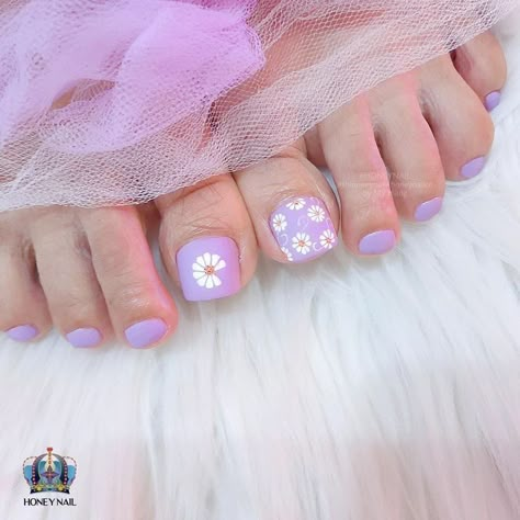 Europe Nails, Purple Toe Nails, Simple Toe Nails, Feet Nail Design, Pedicure Designs Toenails, Pedicure Nail Designs, Gel Toe Nails, Pretty Toe Nails, Cute Toe Nails