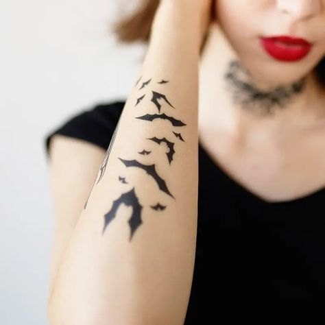 Bat Temporary Tattoos Realistic Flying Bats Design Forearm - Temu Tattoo Halloween, Flying Bats, Bat Tattoo, Scary Tattoos, Creepy Halloween Decorations, Inspiration Tattoo, Tattoos Geometric, Halloween Tattoo, Celtic Tattoos